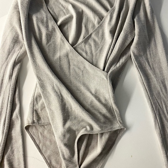 Aritzia Wilfred BodySuit Grey V neck - Picture 1 of 4
